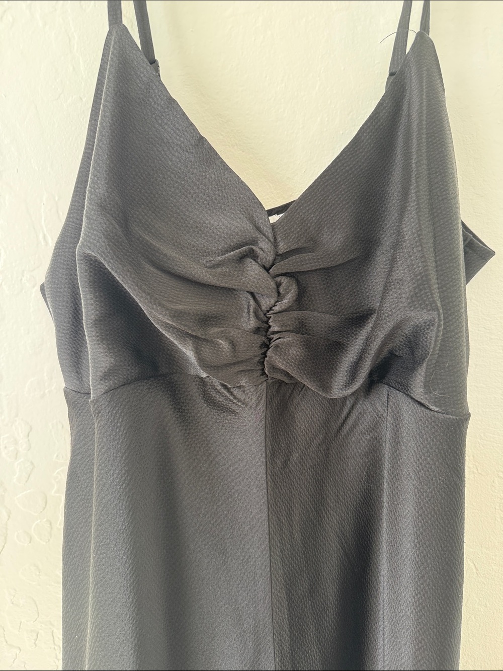 Sofia Vergara Elegant Black Slip Dress with Spaghetti Straps and Sweetheart Neck - Picture 3 of 5